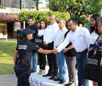 Felipe Cruz Entrega a Policías 3 Patrullas y 105 Chalecos Antibalas, con Inversión de 3 Millones 923 Mil Pesos