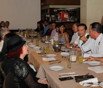 Se reúnen periodistas y escritores con el fiscal