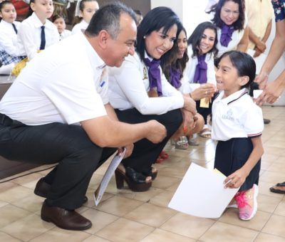 Felipe Cruz Entrega Reconocimientos a Niñas, Niños y Autoridades Educativas