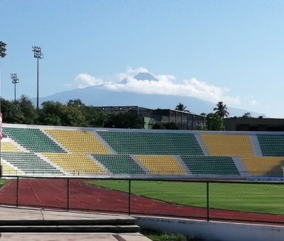 Firman contrato de préstamo UdeC y Asociación Civil, para uso del campo de fútbol del estadio universitario