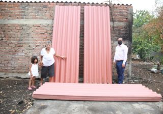 Atiende Sedescol solicitud de familia que perdió su vivienda en incendio