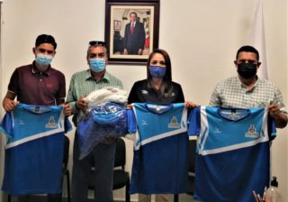 Entregan uniformes deportivos a ex jugadores de Mopes de Quesería