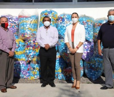 Entrega Asociación de Jubilados y Pensionados taparroscas a Voluntariado Universitario