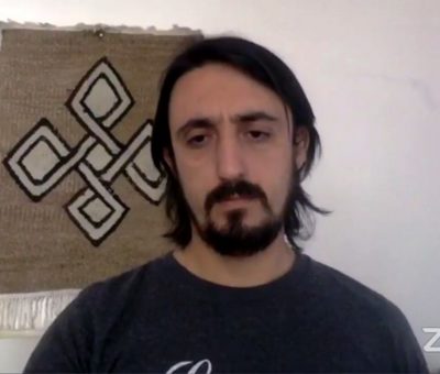 Comparte biólogo cómo estudiar ranas y serpientes sin morirse de hambre