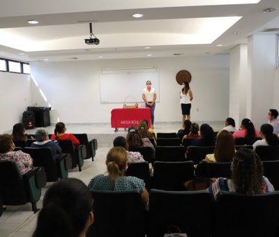 Voluntariado regala cubrebocas alusivos al Día Internacional de la Mujer