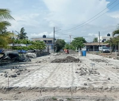Arrancan rehabilitación de calles con empedrado ahogado en concreto en Cuyutlán