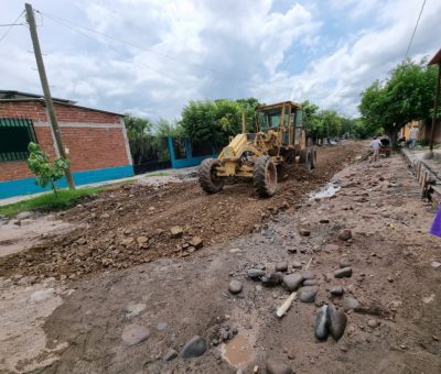 Construye Ayuntamiento obra de empedrado ahogado en concreto en Rincón de López
