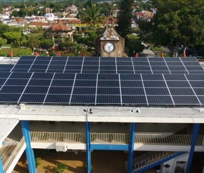 Cambio a paneles solares para el alumbrado público en edificios,  disminuyó a un 50 % el gasto