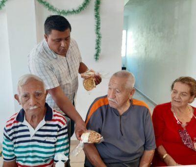 Celebra DIF Municipal posada con personas adultas mayores