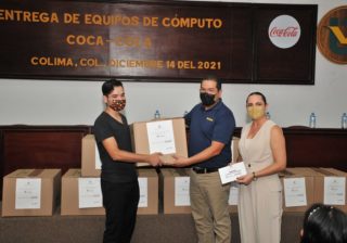 Entregan equipos de cómputo a diez estudiantes de nivel superior