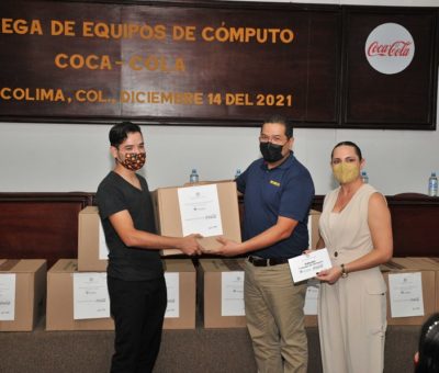 Entregan equipos de cómputo a diez estudiantes de nivel superior