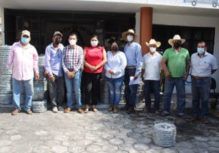 Gaby Mejía entrega de quintales de alambre en Cuauhtémoc