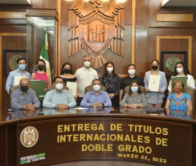 Reciben cinco egresados de la UdeC títulos de doble grado gracias a convenios internacionales