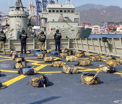 «Narcolancheros» por escapar de elementos de SEMAR arrojan paquetes de cocaína, en costas de Manzanillo