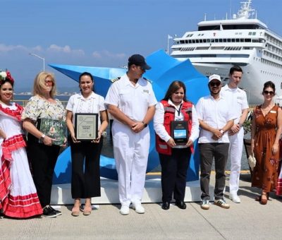 Ayuntamiento recibe a tripulación y entrega placa al Crucero Seven Seas Mariner