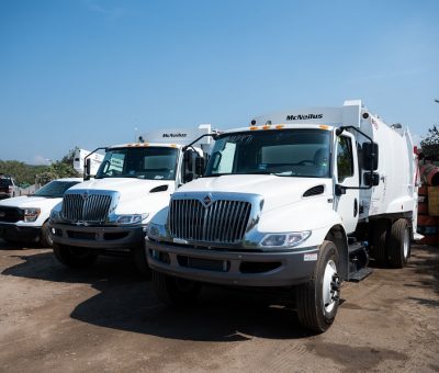 Griselda Martínez entrega camiones y grúa para mejorar servicios públicos