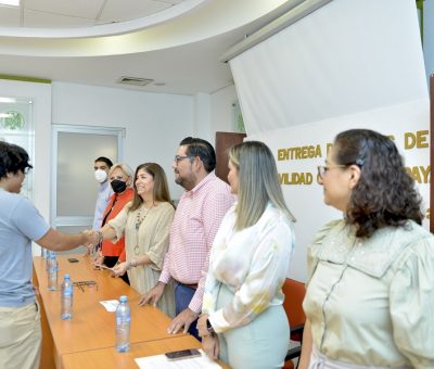 Benefician a diez estudiantes con la Beca Caraveo Papayas