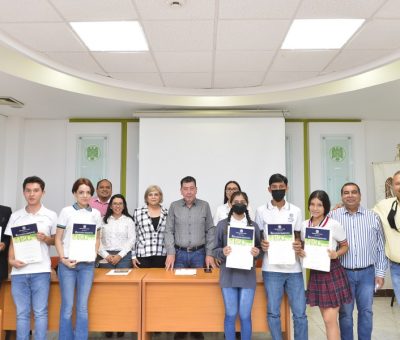 Entregan premio a ganadores de los concursos de oratoria y declamación, en bachillerato