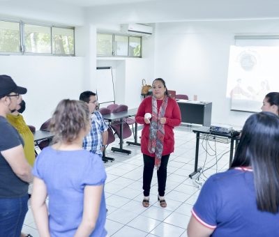Aprenden docentes cómo abordar casos de estudiantes con discapacidad