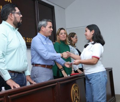 Beneficia beca Cara Amiga a 167 estudiantes de bachillerato y licenciatura