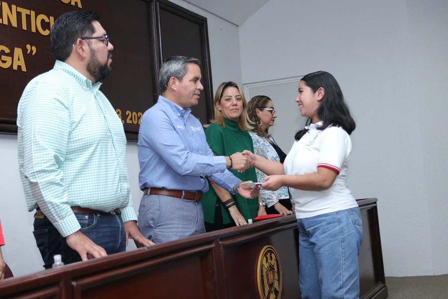 Beneficia beca Cara Amiga a 167 estudiantes de bachillerato y licenciatura