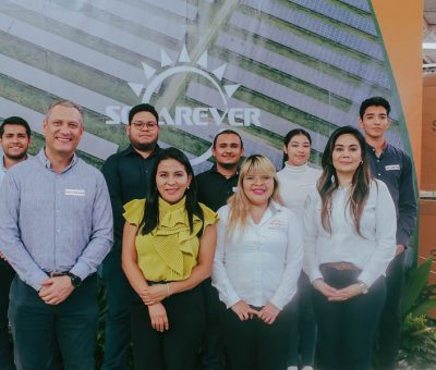 Conocen estudiantes de la FIE empresa de paneles solares