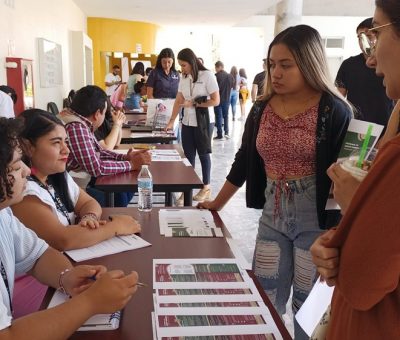 Tienen alumnos de Derecho feria del servicio social constitucional