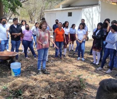 Imparten taller de composta en Bachillerato 24, de Tecomán