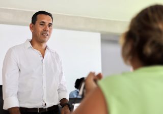 Otra semana de ayuda a manzanillenses, Lalo Camarena hace entrega de apoyos