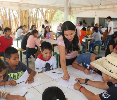 Celebran día del niño y niña con taller de dibujo, en Camotlán