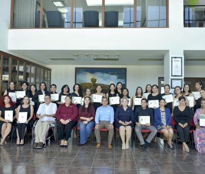 Entregan UdeC y Gobierno del Estado 35 diplomas en Lenguaje de Señas