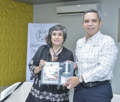 Visita al rector la ganadora de varios premios Ariel, Rita Basulto