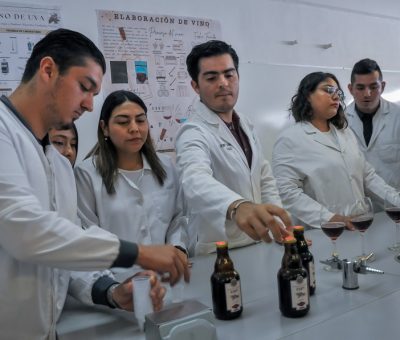Aprenden jóvenes de Ciencias Químicas a elaborar cerveza, vino, yogurt y sazonadores