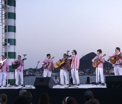 Cautiva Rondalla de la UdeC con concierto en La Escollera, Manzanillo