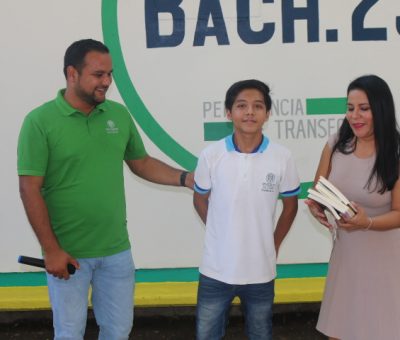 Realizan mural con frases de 25 libros,  en el Bachillerato 23 de Santiago