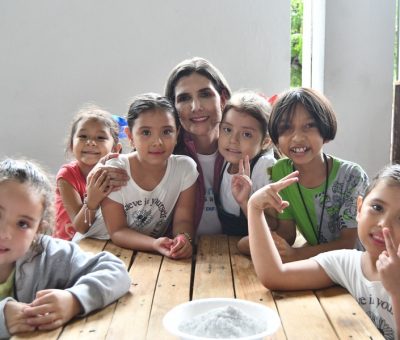 Margarita Moreno visita a niñas y niños de las jornadas recreativas