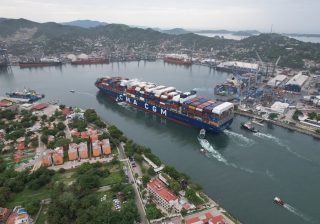 Atraca con éxito el buque portacontenedores Von Humboldt