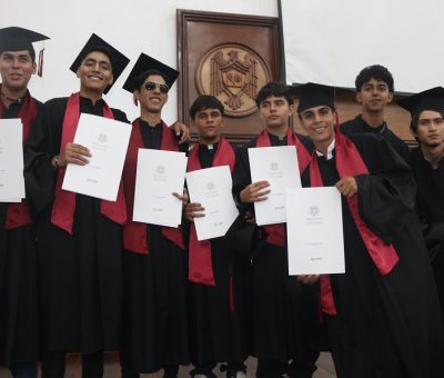 Egresan 221 jóvenes de los bachilleratos 9 y 14 de Manzanillo