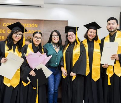Reciben certificado 56 jóvenes de Letras y Comunicación