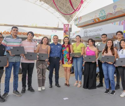 Continúa entrega de computadoras a estudiantes de la Universidad