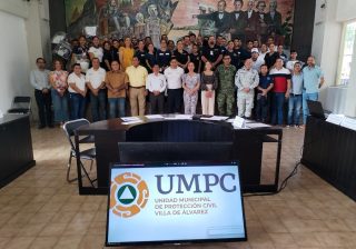 Cumple Tey uniformando a elementos de Protección Civil Villa de Álvarez