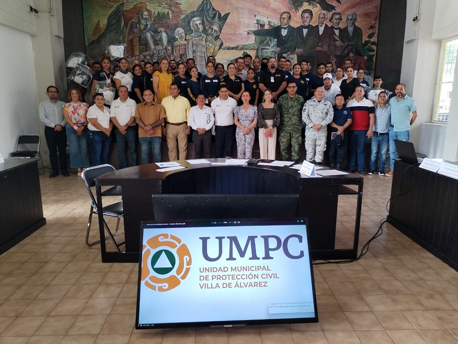 Cumple Tey uniformando a elementos de Protección Civil Villa de Álvarez