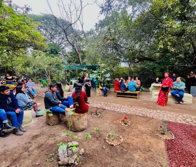 Construyen estudiantes área recreativa con materiales reciclados