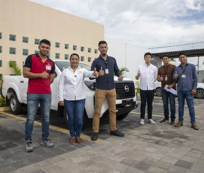 Griselda Martínez entrega una camioneta nueva para labores de Secretaría Técnica