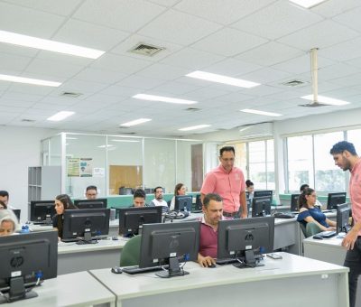 Aprenden docentes cómo aprovechar la inteligencia artificial en sus clases