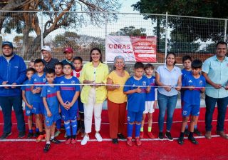 Entregó Gaby Mejía equipamiento de pozo y cerco de cancha sintética