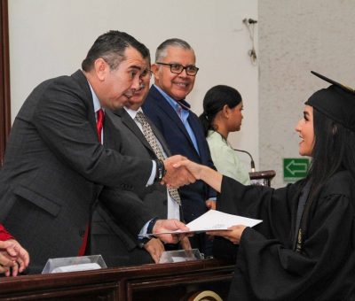 Entregan certificados a 57 nuevos ingenieros agrónomos, en Tecomán