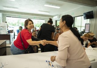 Griselda Martínez entrega apoyos sociales a familias manzanillenses