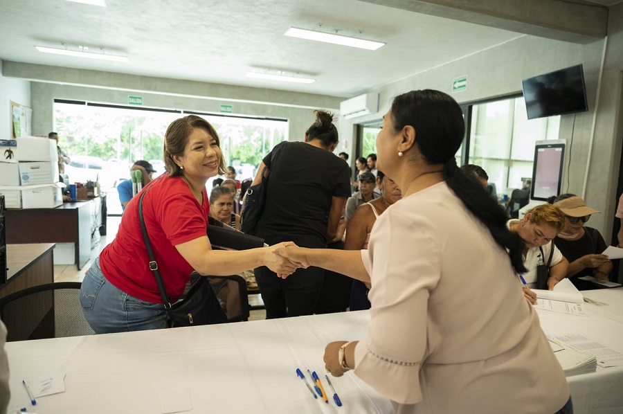 Griselda Martínez entrega apoyos sociales a familias manzanillenses