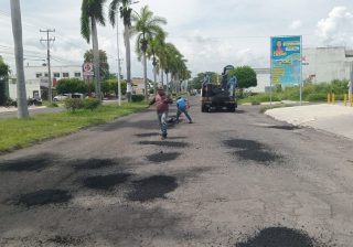 Aplica Villa de Álvarez 8 toneladas de asfalto en Operación Bacheo